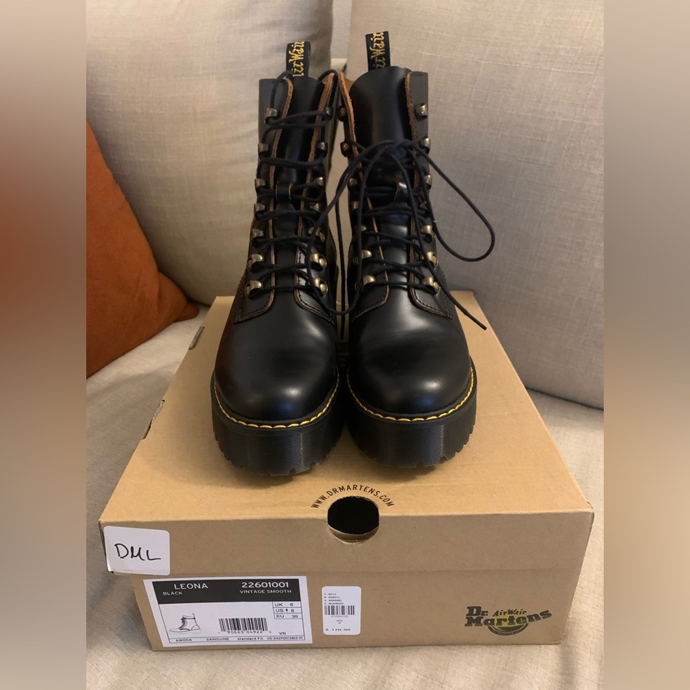 Dr. Martens Leona Boot